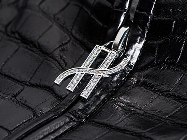 Hublot تكشف عن ساعة فاخرة ومعطف جلدي مقابل مليون دولار